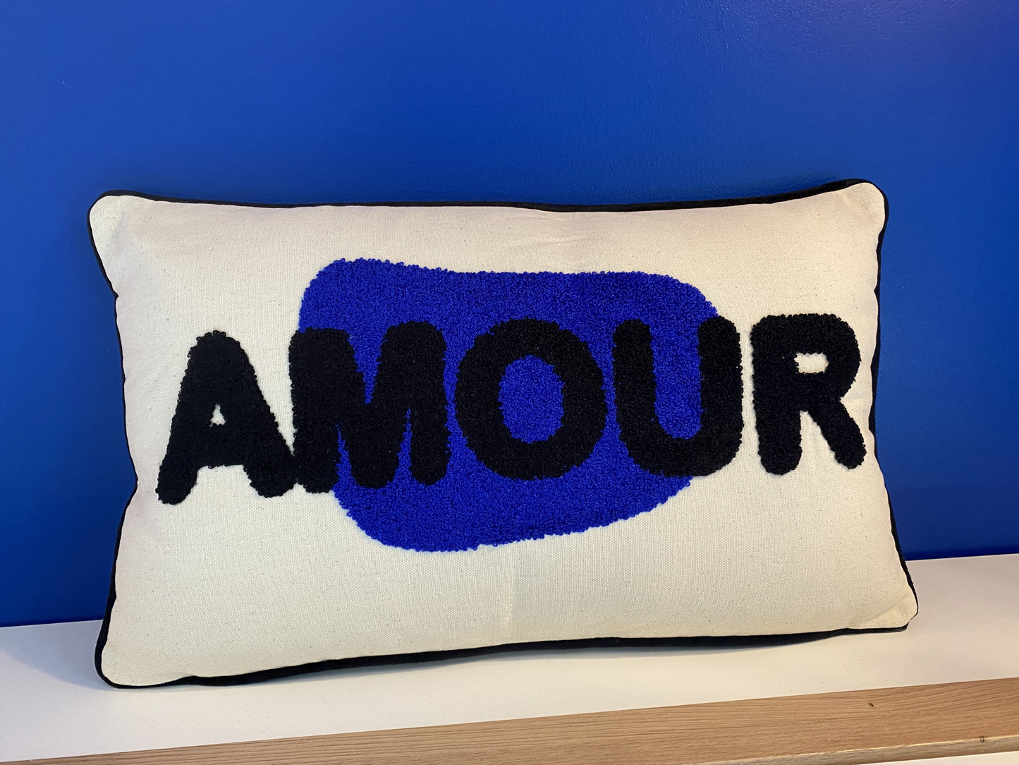 coussin amour bleu/noir. Un coussin en toile épaisse naturelle avec le mot l'amour brodé bouclette. Le dos en toile uni naturelle, une touche artistique alliant couleur et matière fera vibrer votre intérieur et complétera parfaitement votre décoration. Vendu avec garnissage (100 % polyester). Déhoussable.