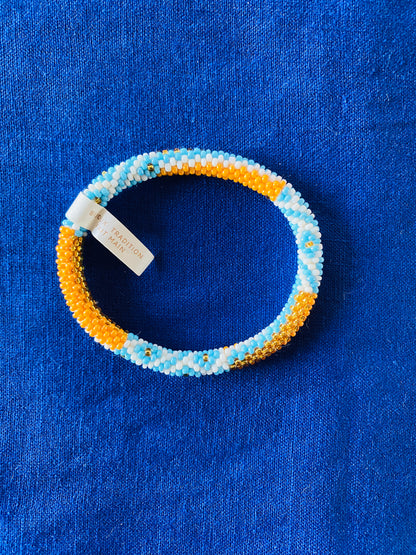 Bracelet népalais - orange clair bleu clair blanc et doré