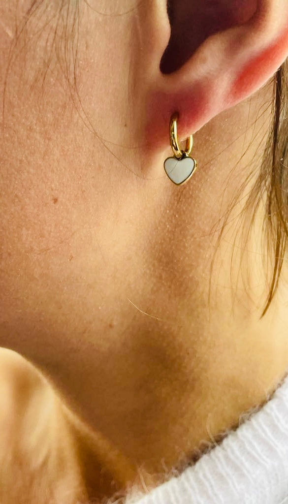 Boucles d'oreilles petits cœurs blancs et dorés