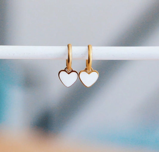 Boucles d'oreilles petits cœurs blancs et dorés