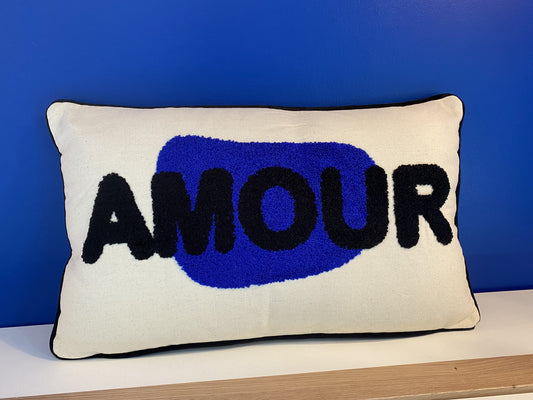 coussin amour bleu/noir. Un coussin en toile épaisse naturelle avec le mot l'amour brodé bouclette.  Le dos en toile uni naturelle, une touche artistique alliant couleur et matière fera vibrer votre intérieur et complétera parfaitement votre décoration.  Vendu avec garnissage (100 % polyester). Déhoussable.