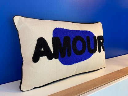 Un coussin en toile épaisse naturelle avec le mot l'amour brodé bouclette.  Le dos en toile uni naturelle, une touche artistique alliant couleur et matière fera vibrer votre intérieur et complétera parfaitement votre décoration.  Vendu avec garnissage (100 % polyester). Déhoussable.