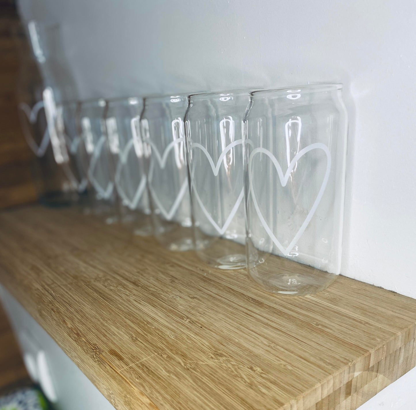 Set de 6 grands verres transparents - cœur blanc et la carafe