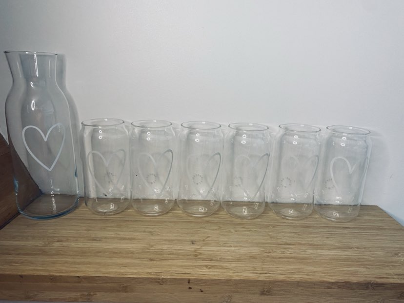 Set de 6 grands verres transparents - cœur blanc et la carafe