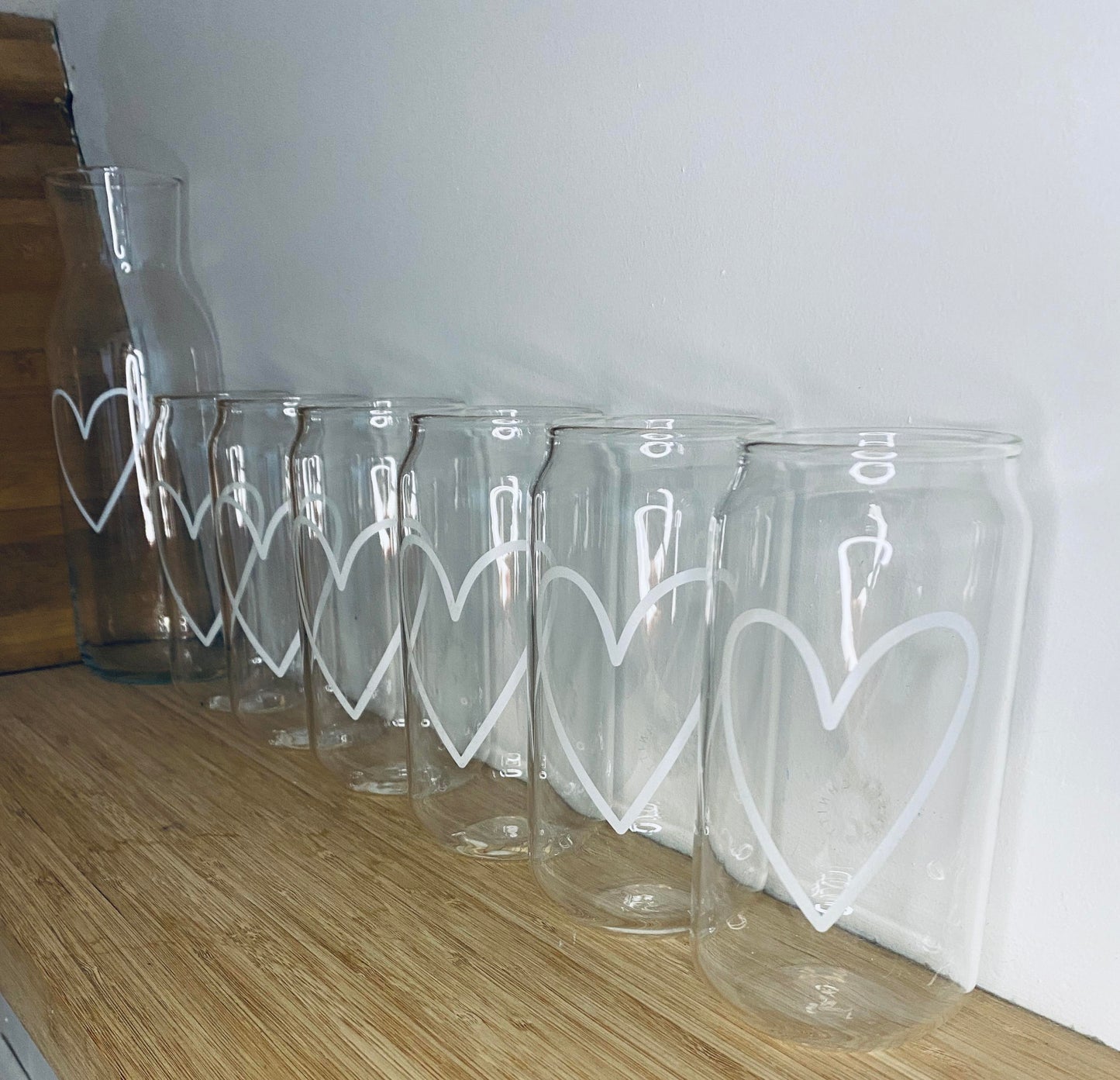 Set de 6 grands verres transparents - cœur blanc et la carafe