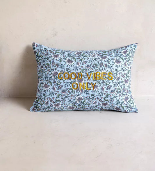 Coussin brodé GOOD VIBES ONLY en coton recyclé