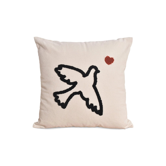 Un coussin en toile épaisse naturelle avec une colombe et un cœur brodée en bouclette en noir et rouge, symbole d'amour et de liberté. Le dos en toile uni naturelle. Une touche artistique alliant couleur et matière fera vibrer votre intérieur et complétera parfaitement votre décoration.  Vendu avec garnissage (100 % polyester). Déhoussable.